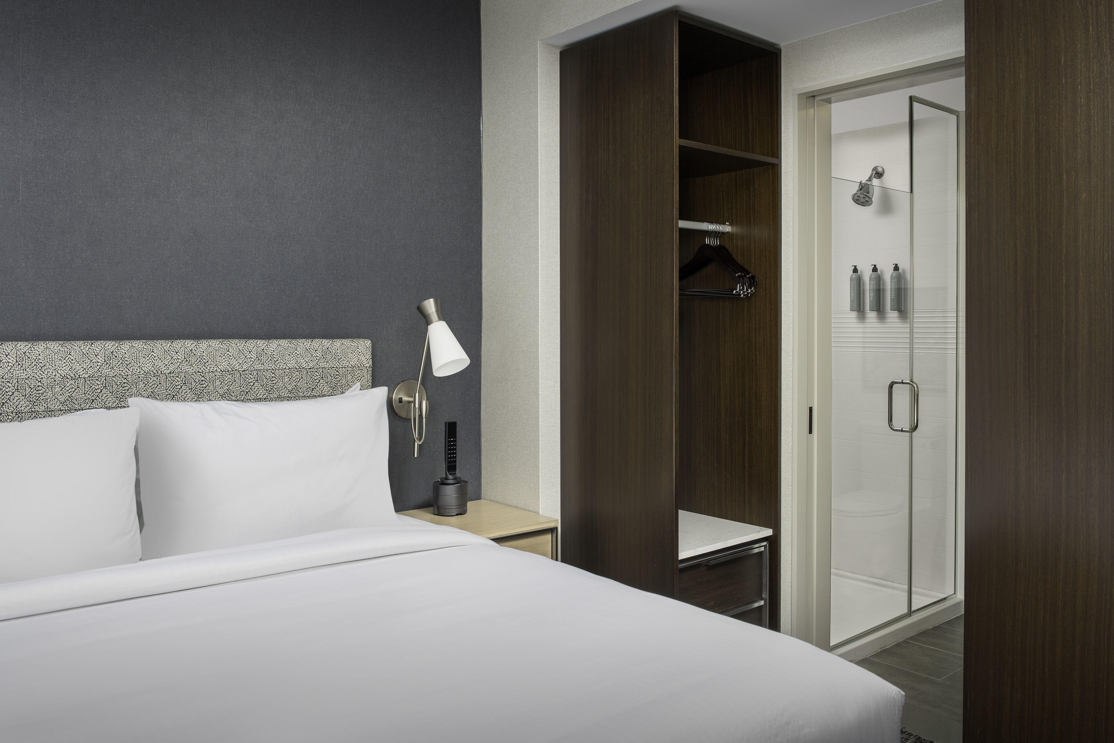 By Marriott Queens Hotel