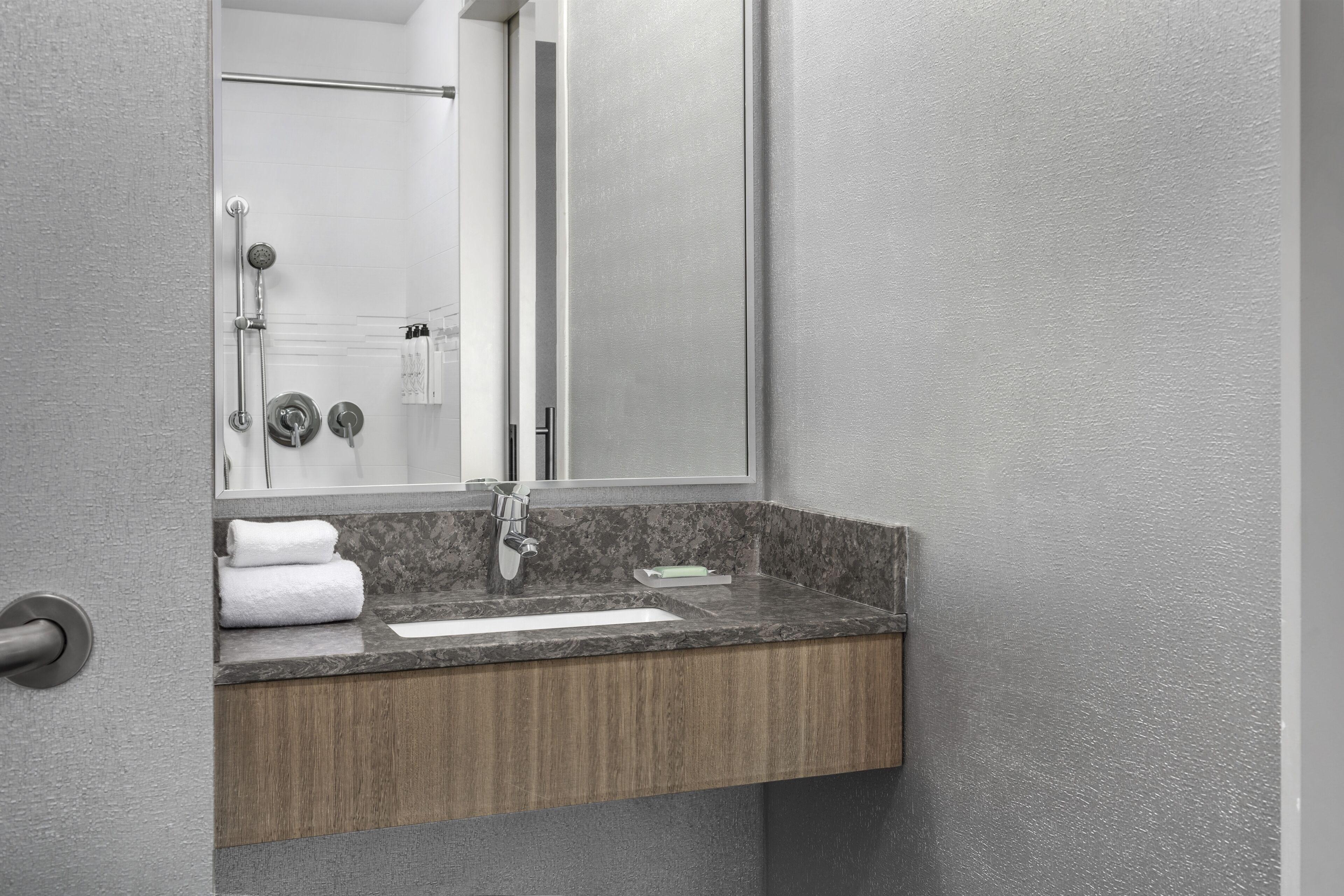 By Marriott Queens Hotel 3*