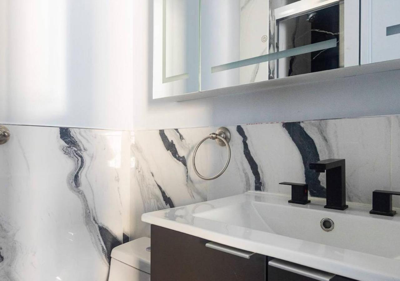 Midtown West 2 Bedroom Furnished Apartment