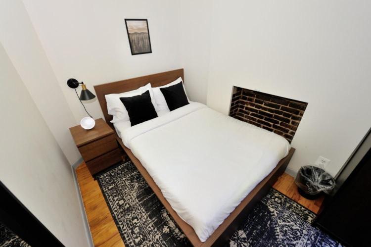 Three Bedroom In Midtown West Apartment *