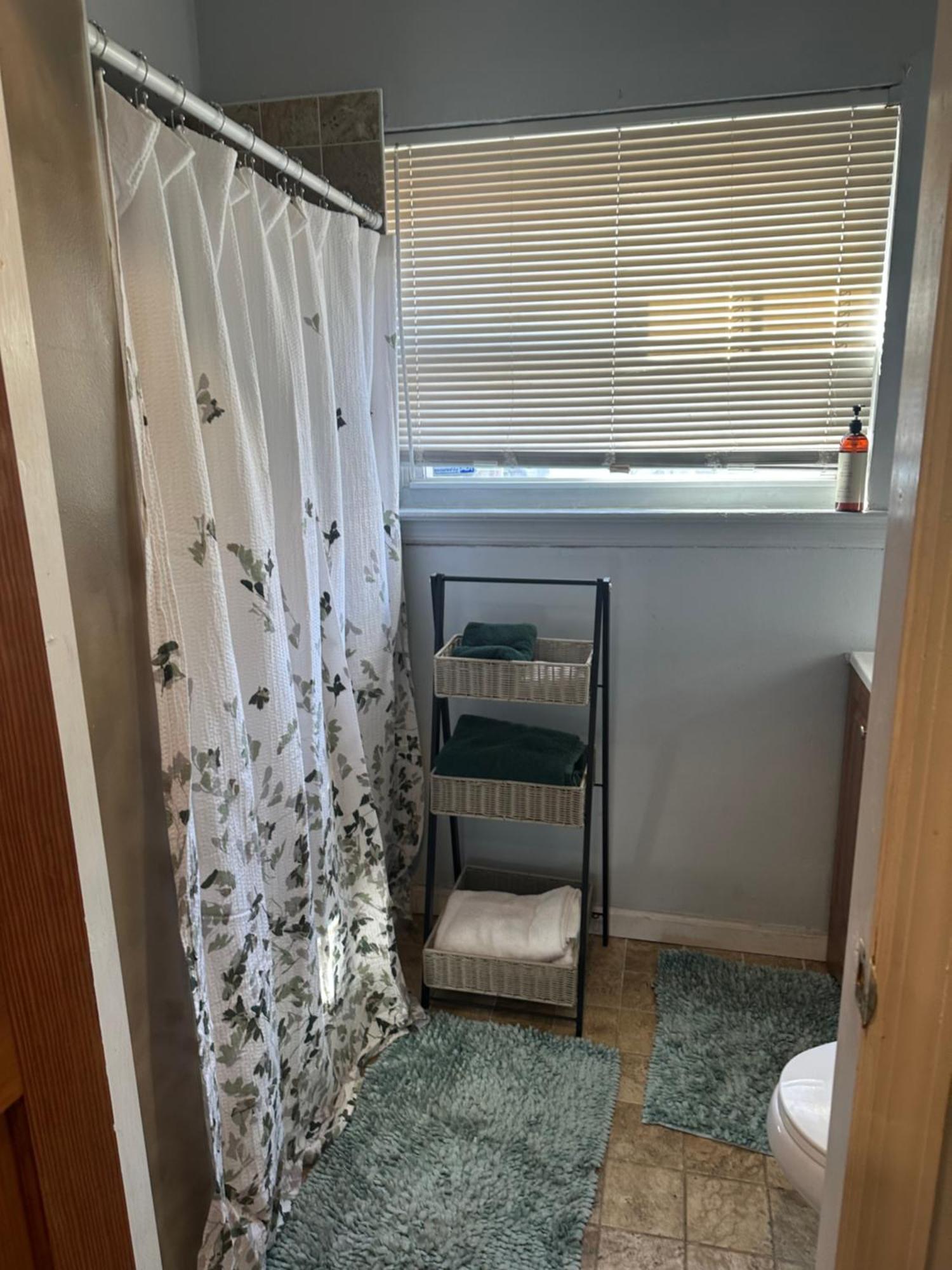 Your Away From ! Unit 2- 1st Floor Apartment *