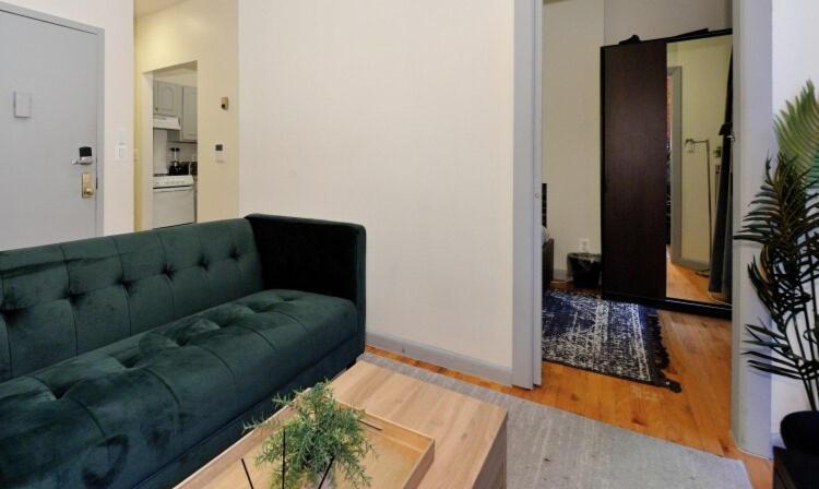 Three Bedroom In Midtown West Apartment *