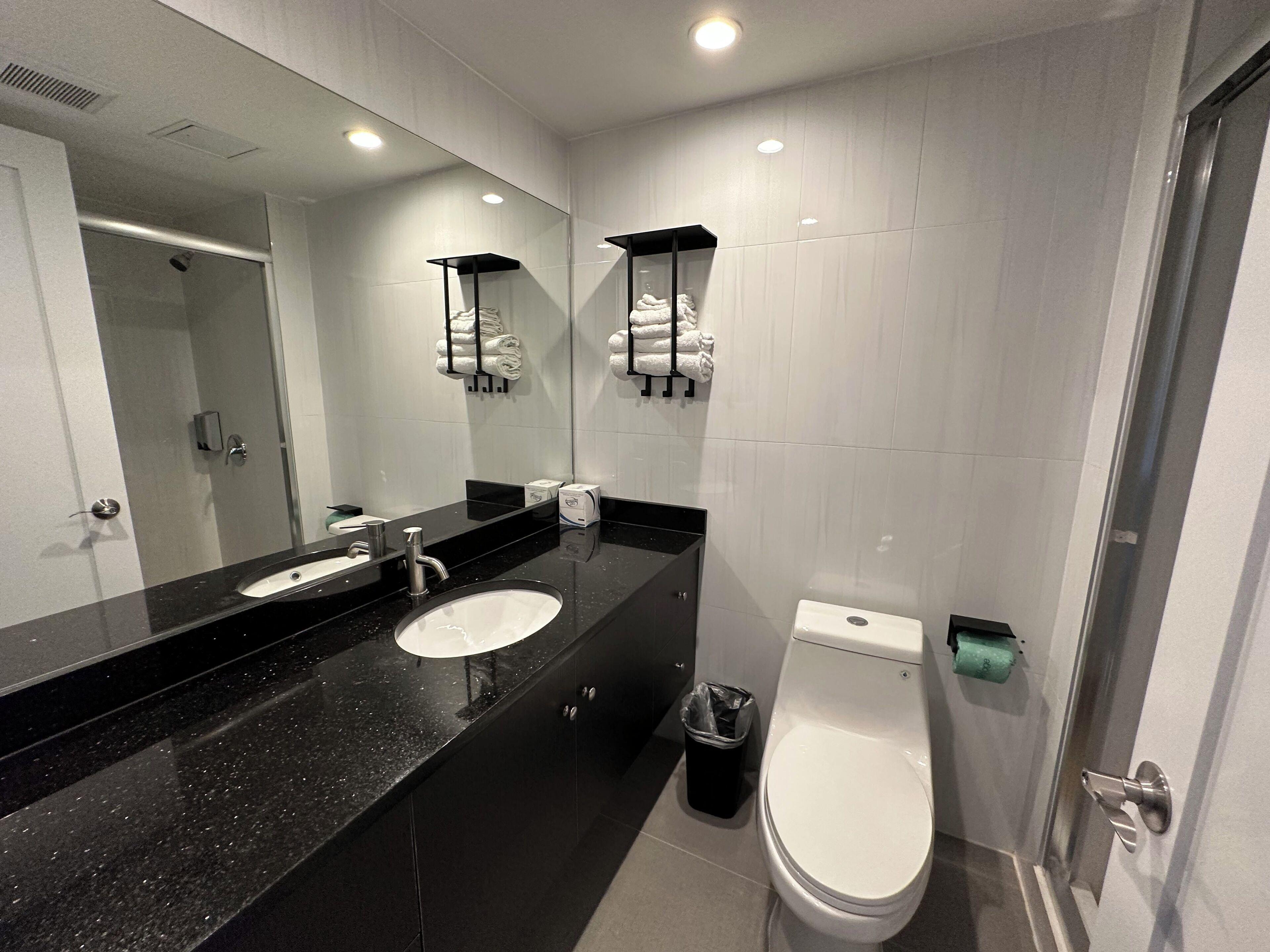 Regal & Laguardia Hotel