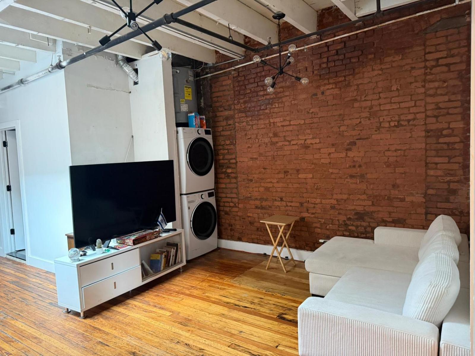 In Williamburg In A 2bedrooms *