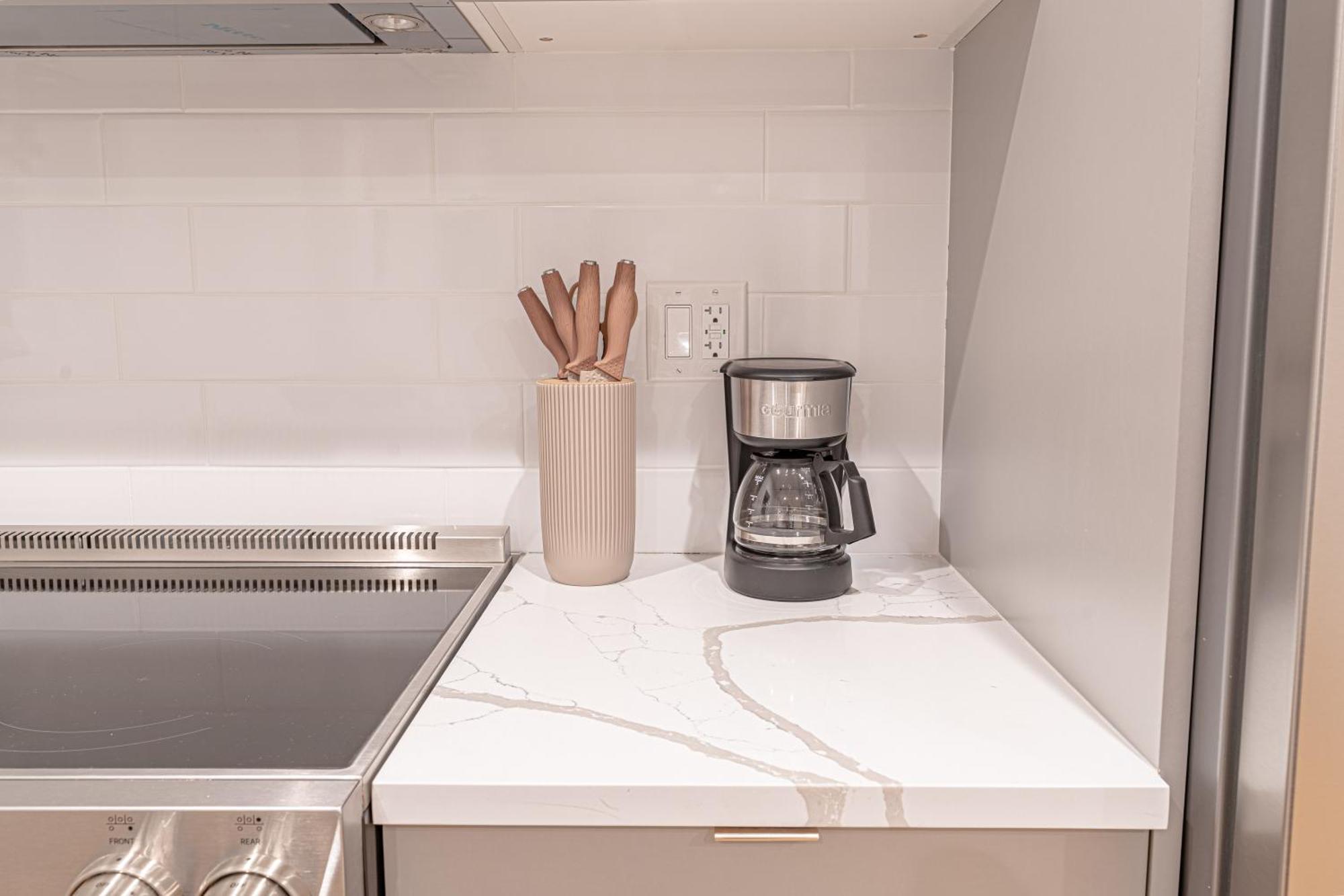 Modern & Min Brooklyn Gem W Balcony Apartment *