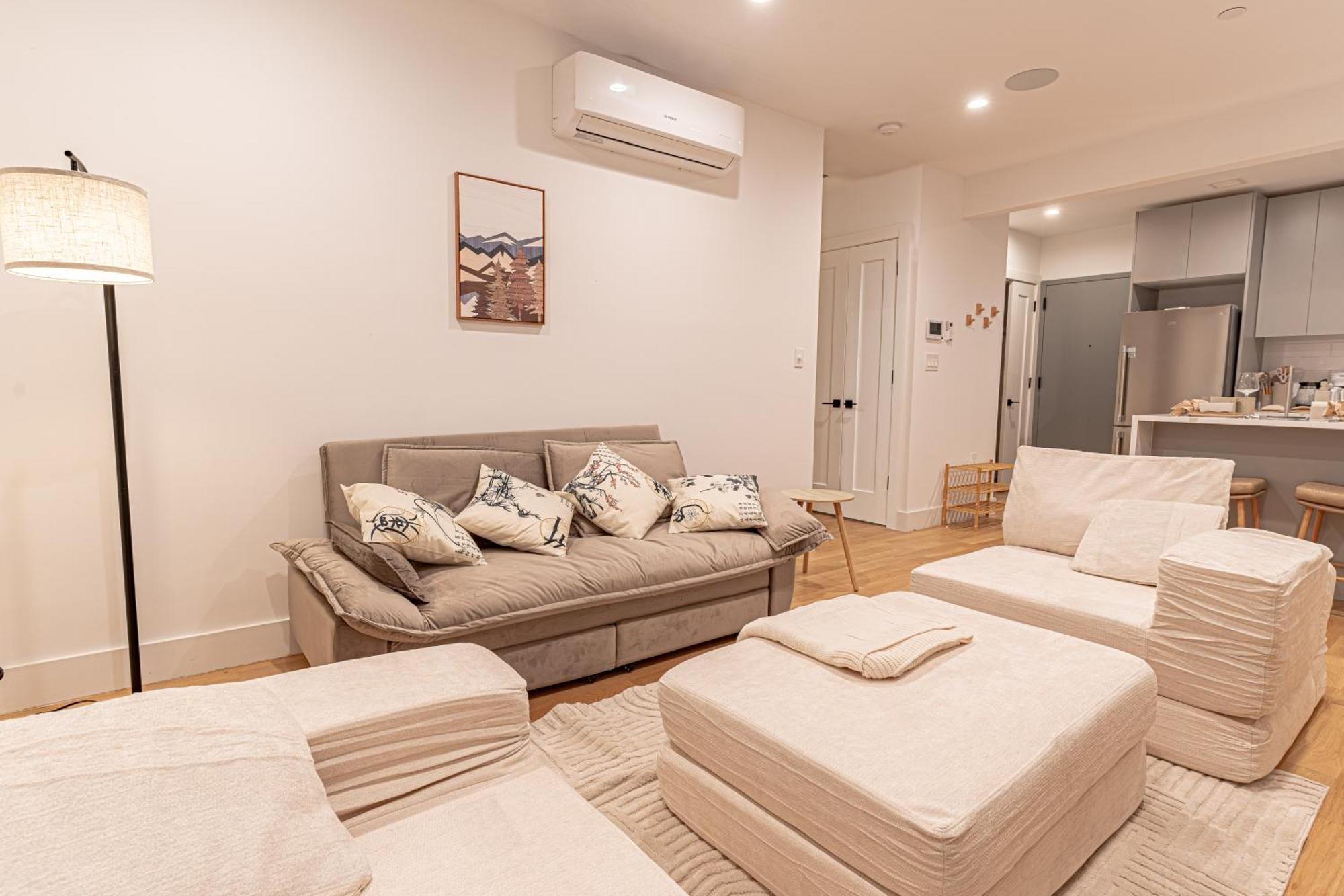 Japandi Cozy In Brooklyn & Balcony Apartment