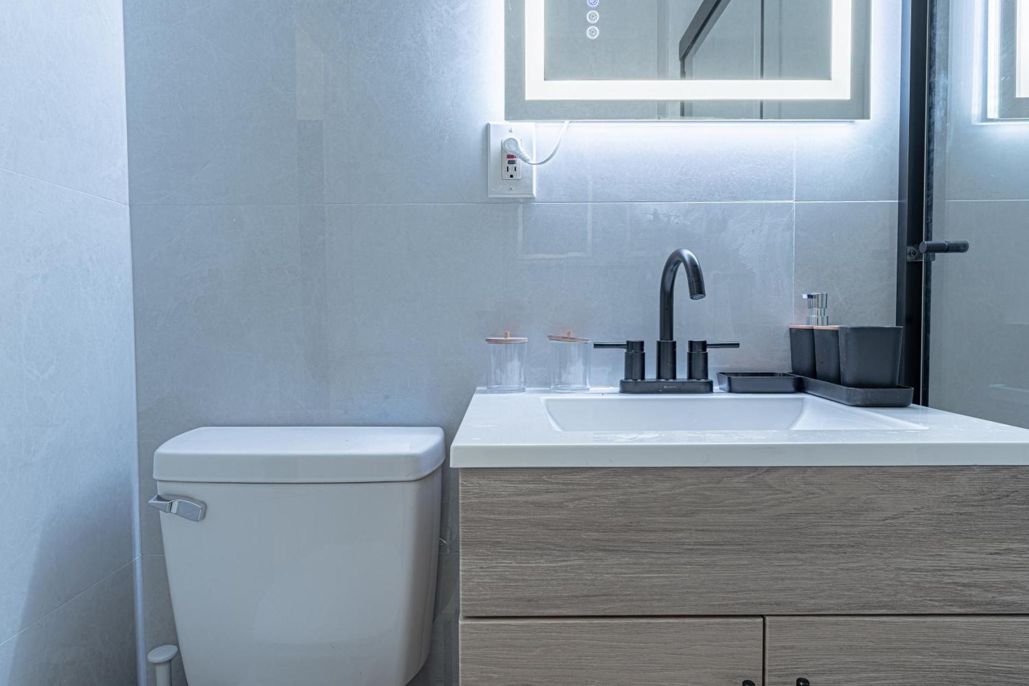 Modern Comfort 2br With Washer & Dryer Near Subway & Lga