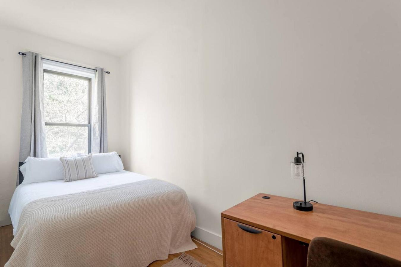 Unbeatable Location In Park Area - 2 Bedroom Apartment *