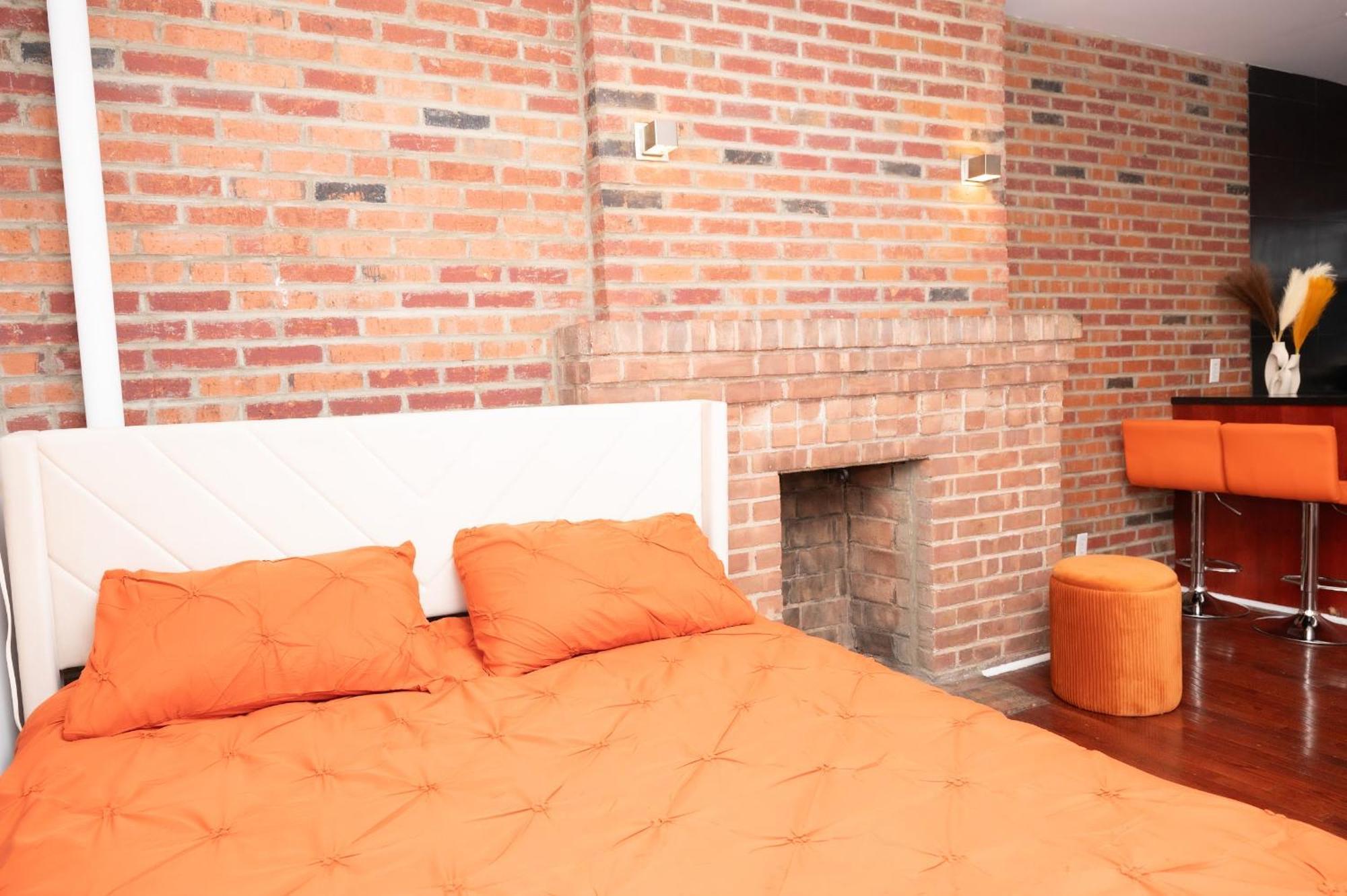 West Village Escape - Steps From Subway Cafes Apartment