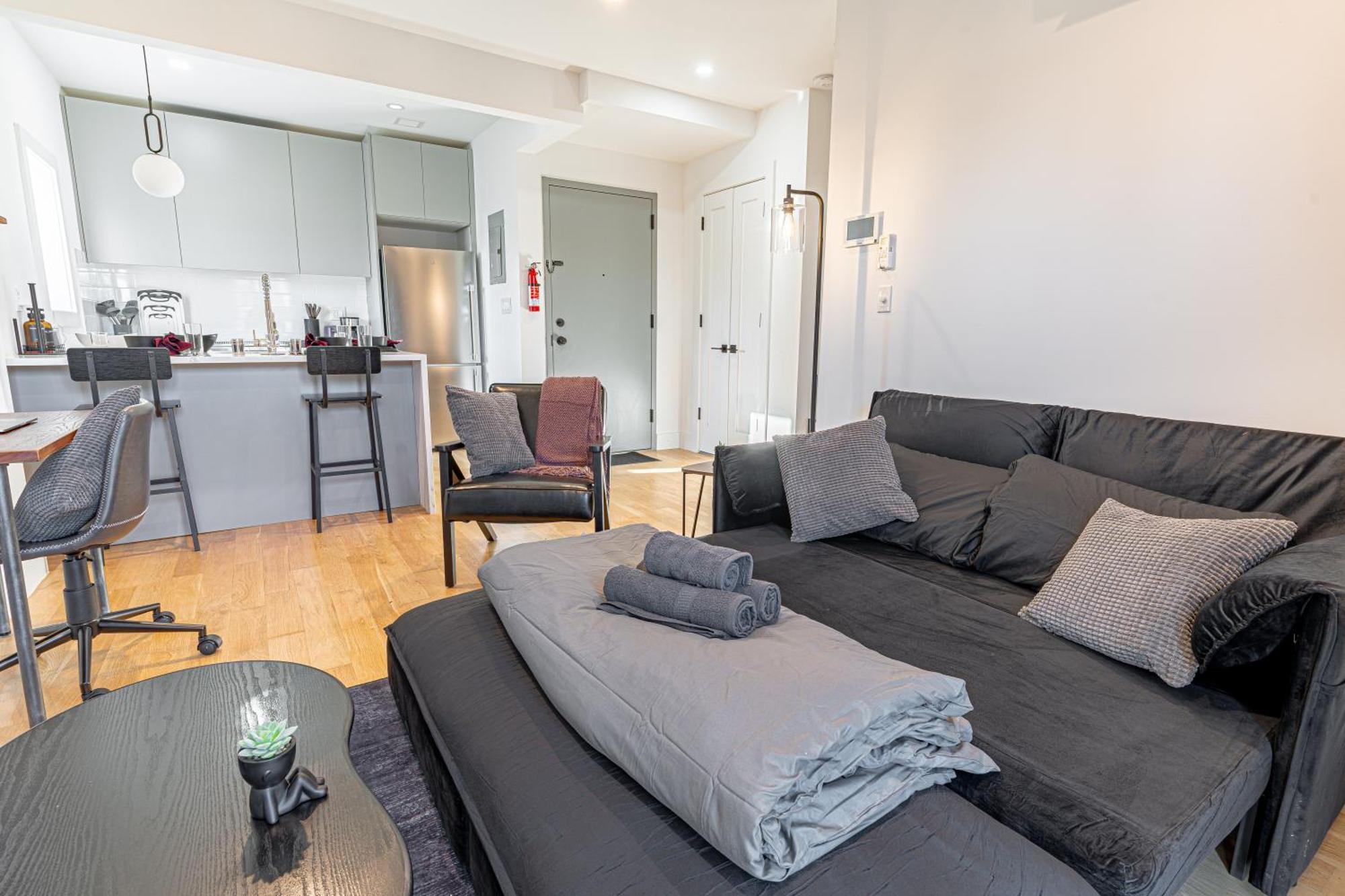 Industrial Style Brooklyn Retreat W Balcony Apartment *