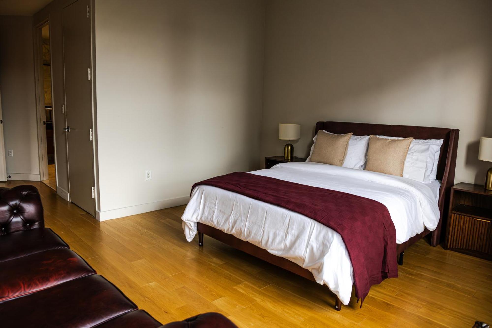 Premier Host - Luxurious Stunning High-floor Corner 2-bedroom Apartment *