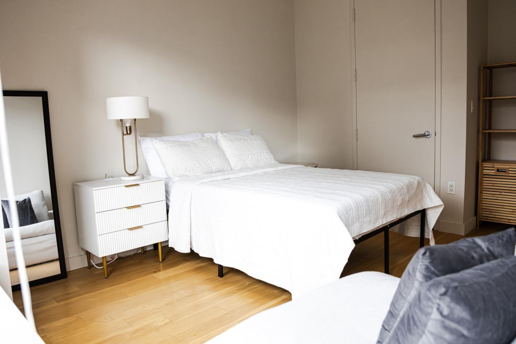 Premier Host - Luxurious Stunning High-floor Corner 2-bedroom Apartment