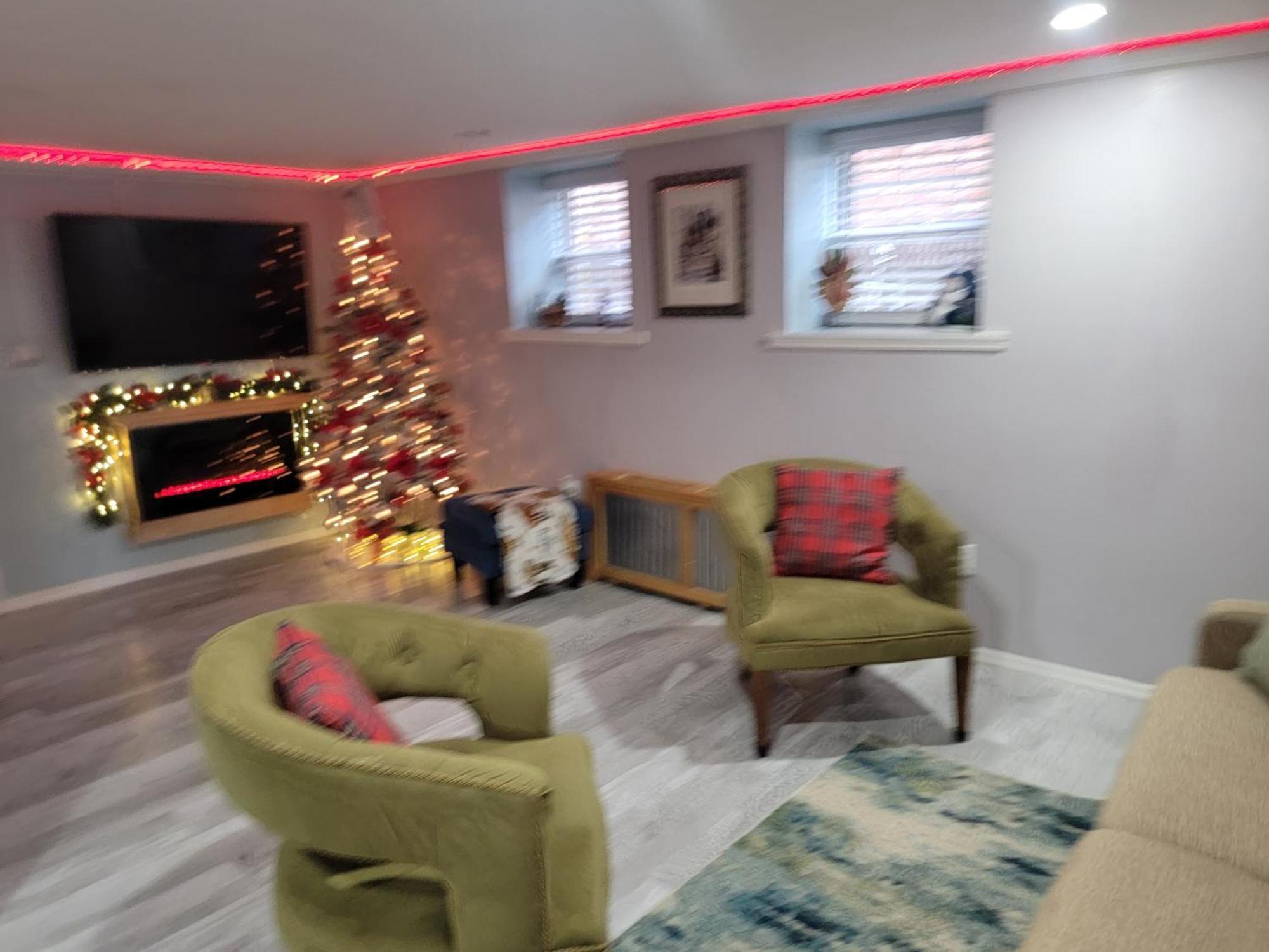 Lovely 2 Bedroom With 2 Entrance And Parking With A Fee Apartment *