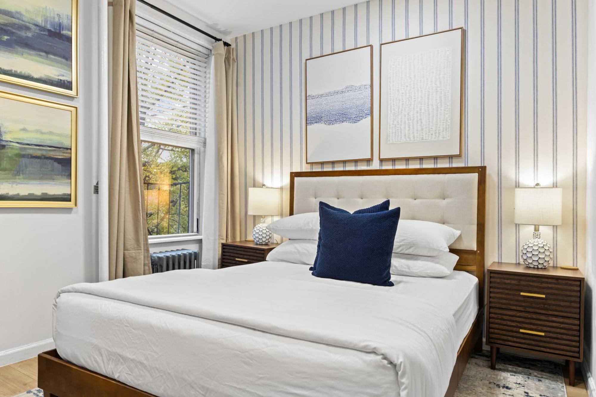 Convenient 2br - Walking Distance To Times Square Apartment