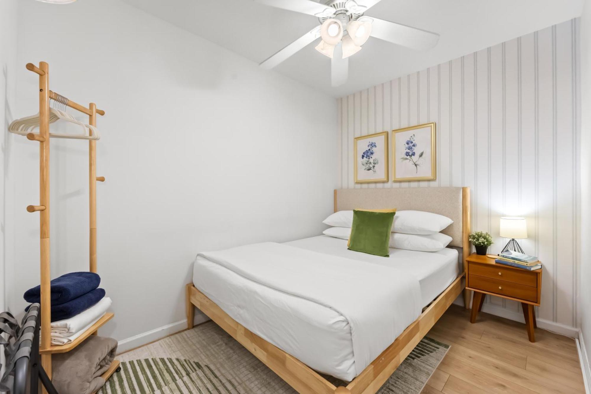 Convenient 2br - Walking Distance To Times Square Apartment