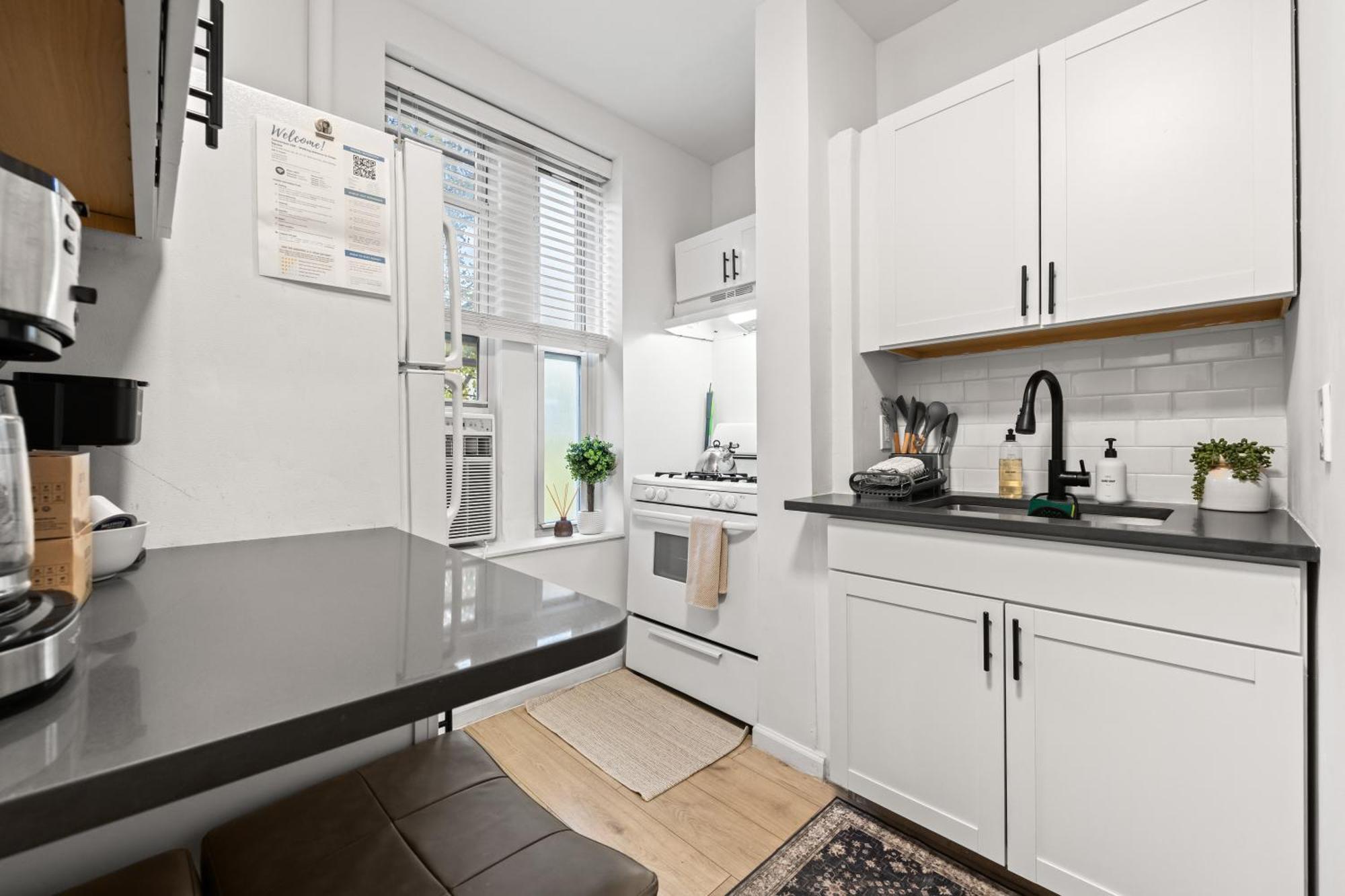 Convenient 2br - Walking Distance To Times Square Apartment *