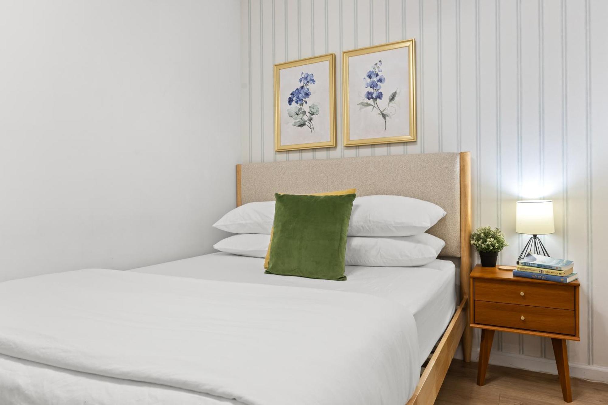 Convenient 2br - Walking Distance To Times Square Apartment