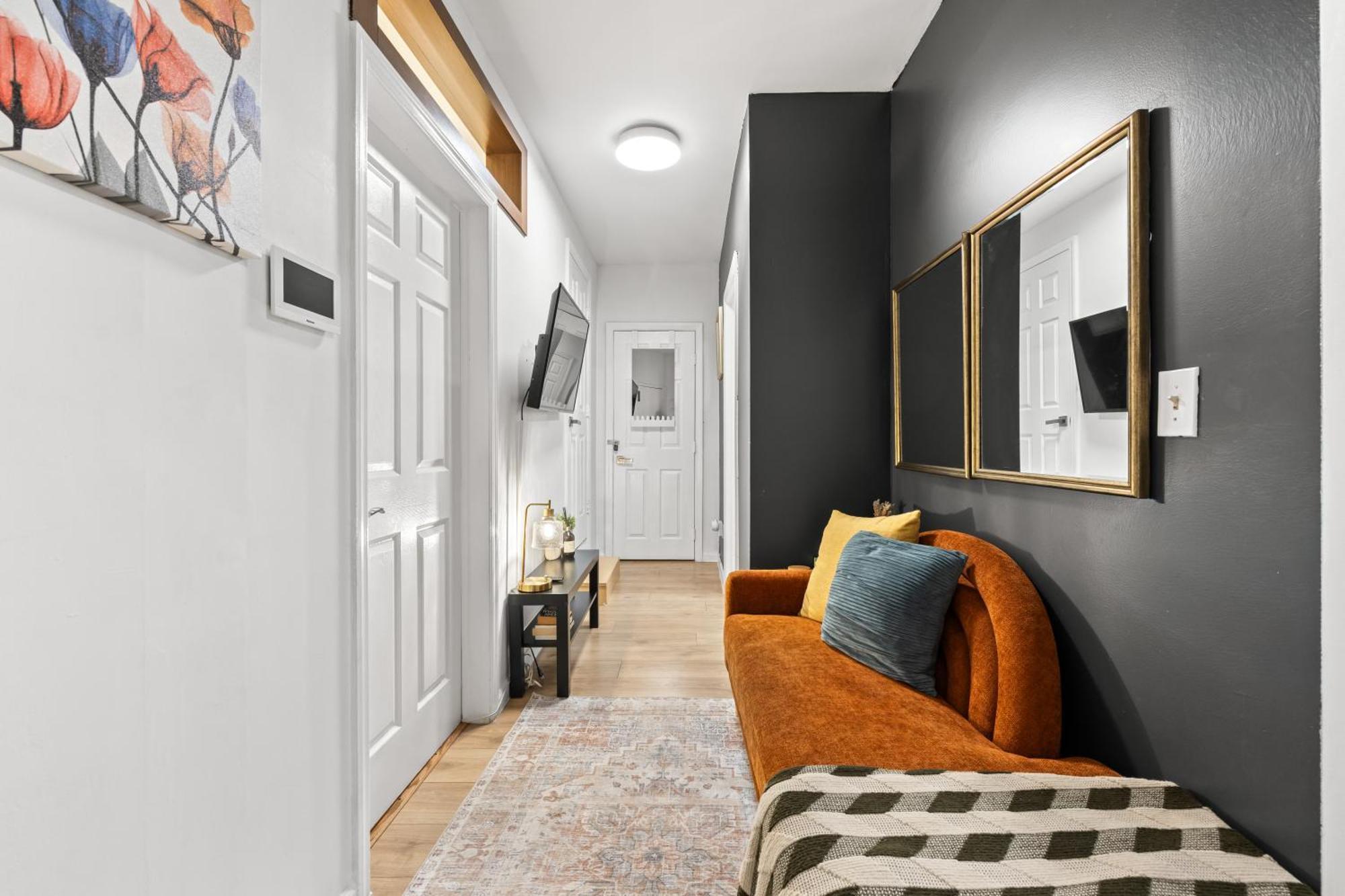 Convenient 2br - Walking Distance To Times Square Apartment *