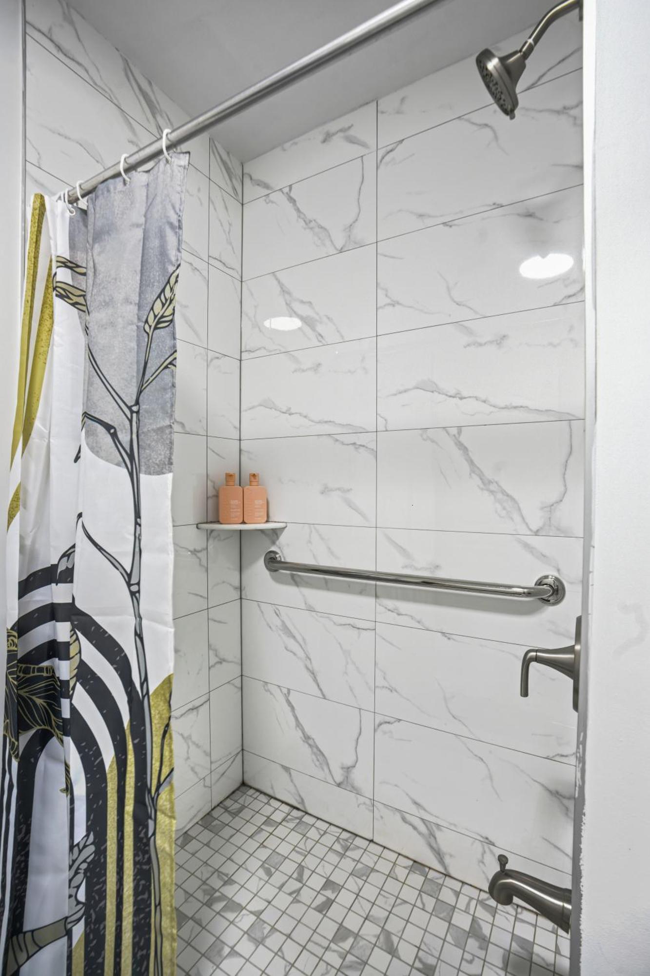 Homelike In The Heart Of China Town Apartment