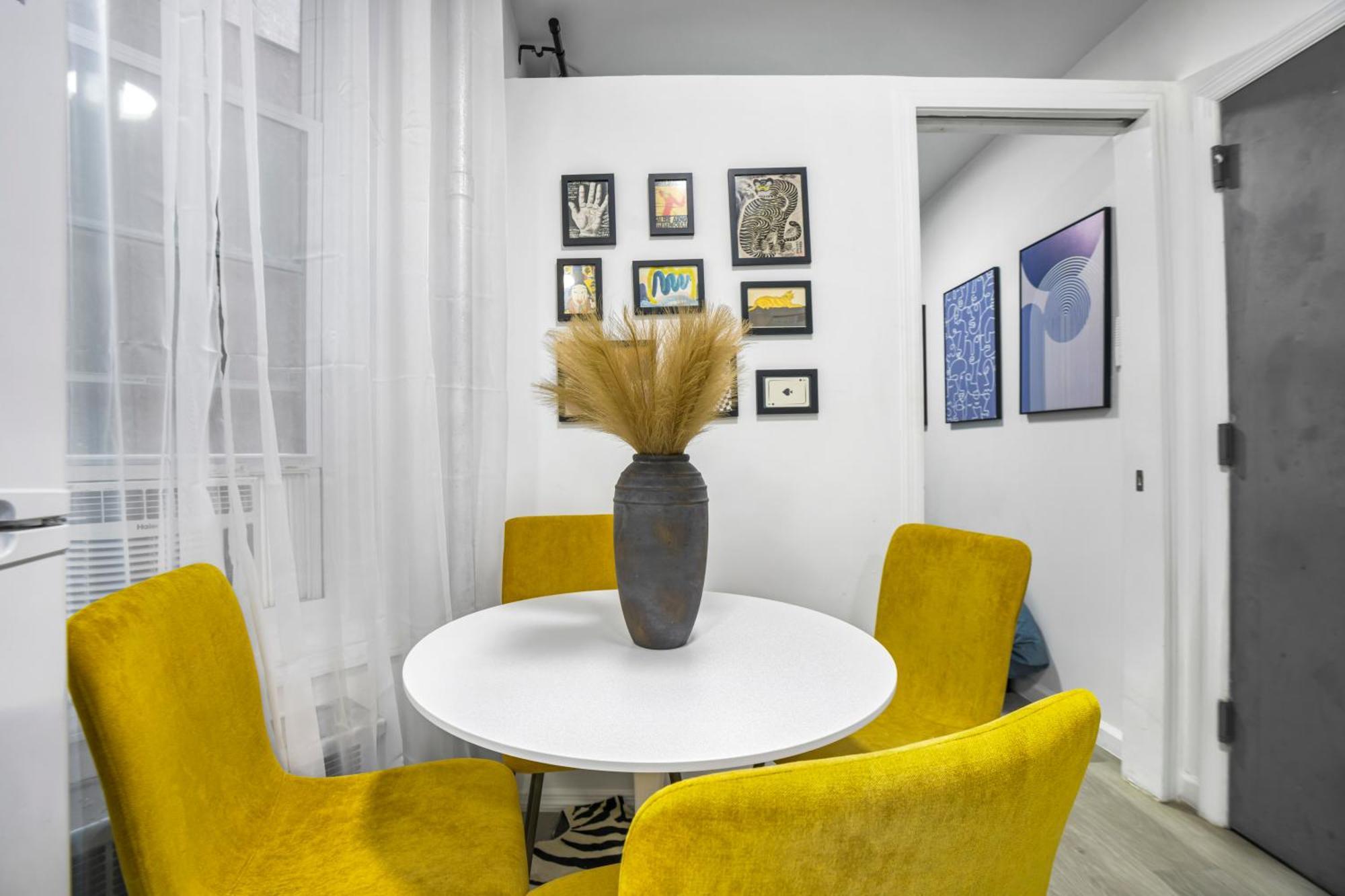 Homelike In The Heart Of China Town Apartment