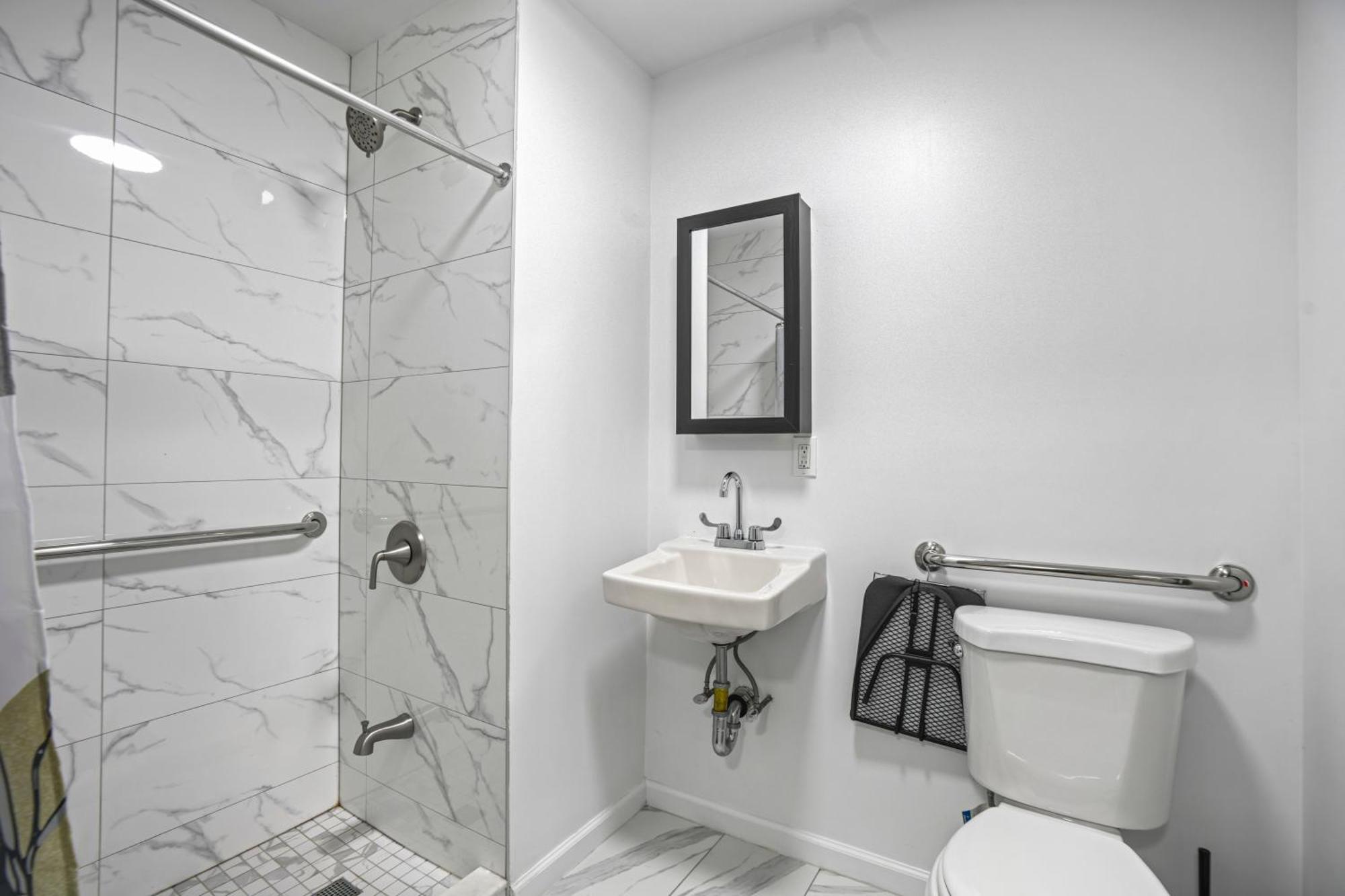 Homelike In The Heart Of China Town Apartment