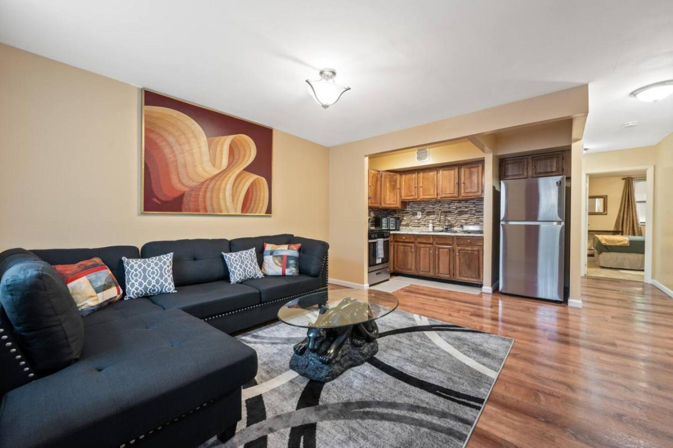 Cozy Two Bedroom In Brooklyn *