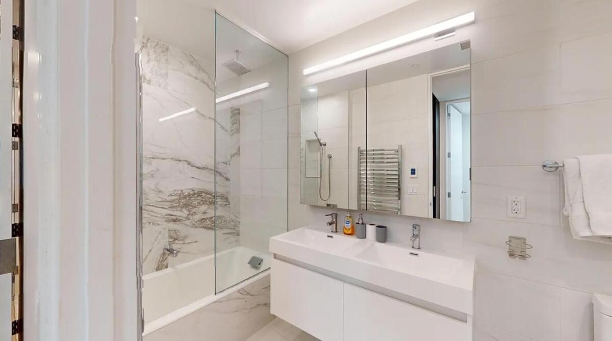 Sleek Two Bedroom In Manhattan *