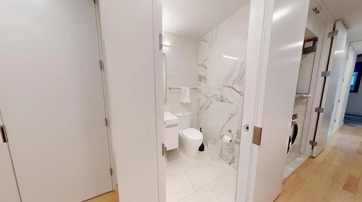 Apartment Sleek Two Bedroom In Manhattan *