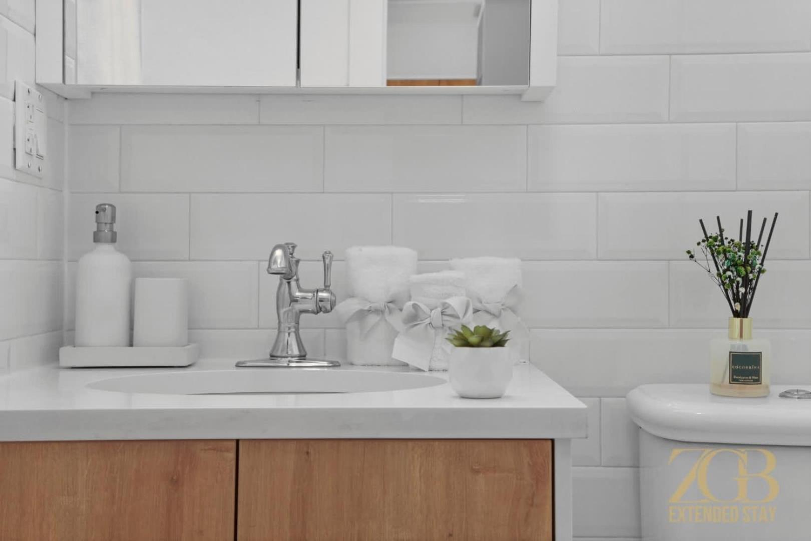 Beautifully Renovated 1 Bedroom In Prime Manhattan Apartment