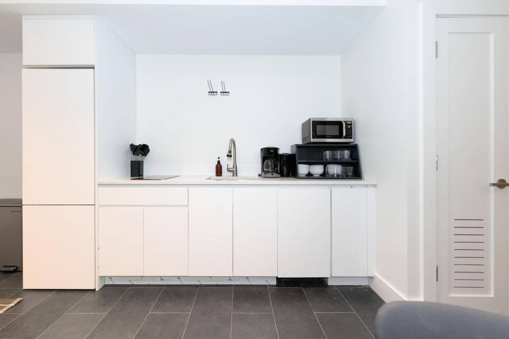 Newly Renovated 2br W Backyard New York