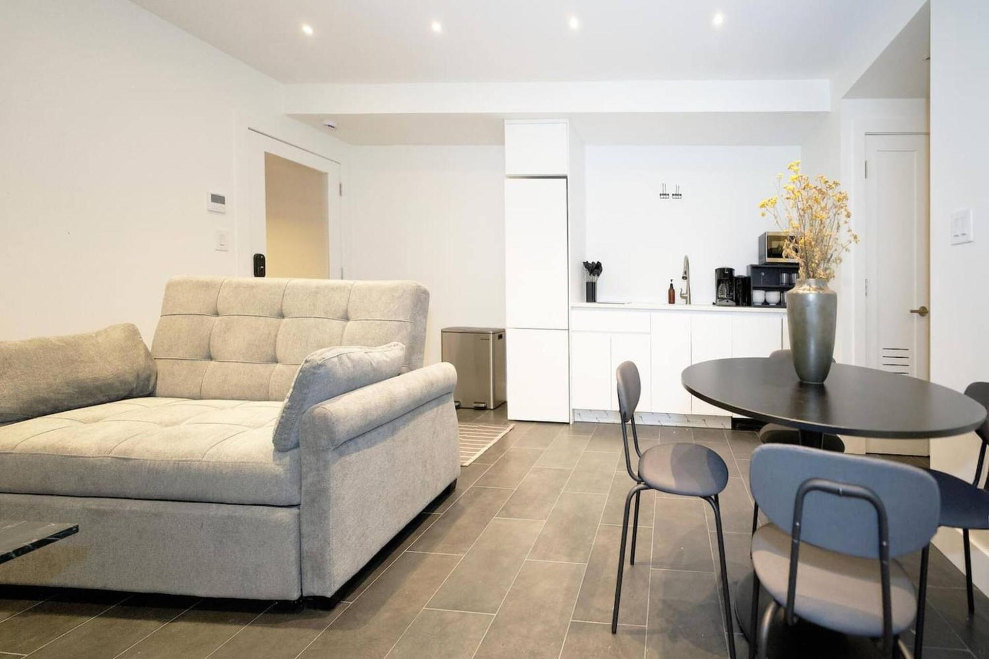 Newly Renovated 2br W Backyard Apartment