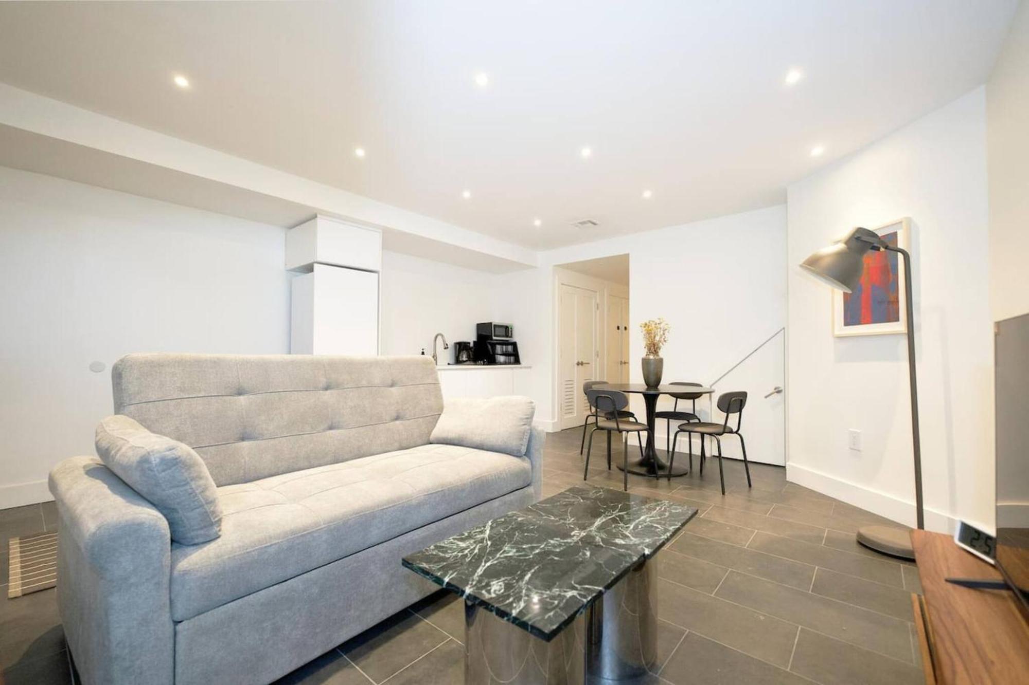 Newly Renovated 2br W Backyard Apartment *