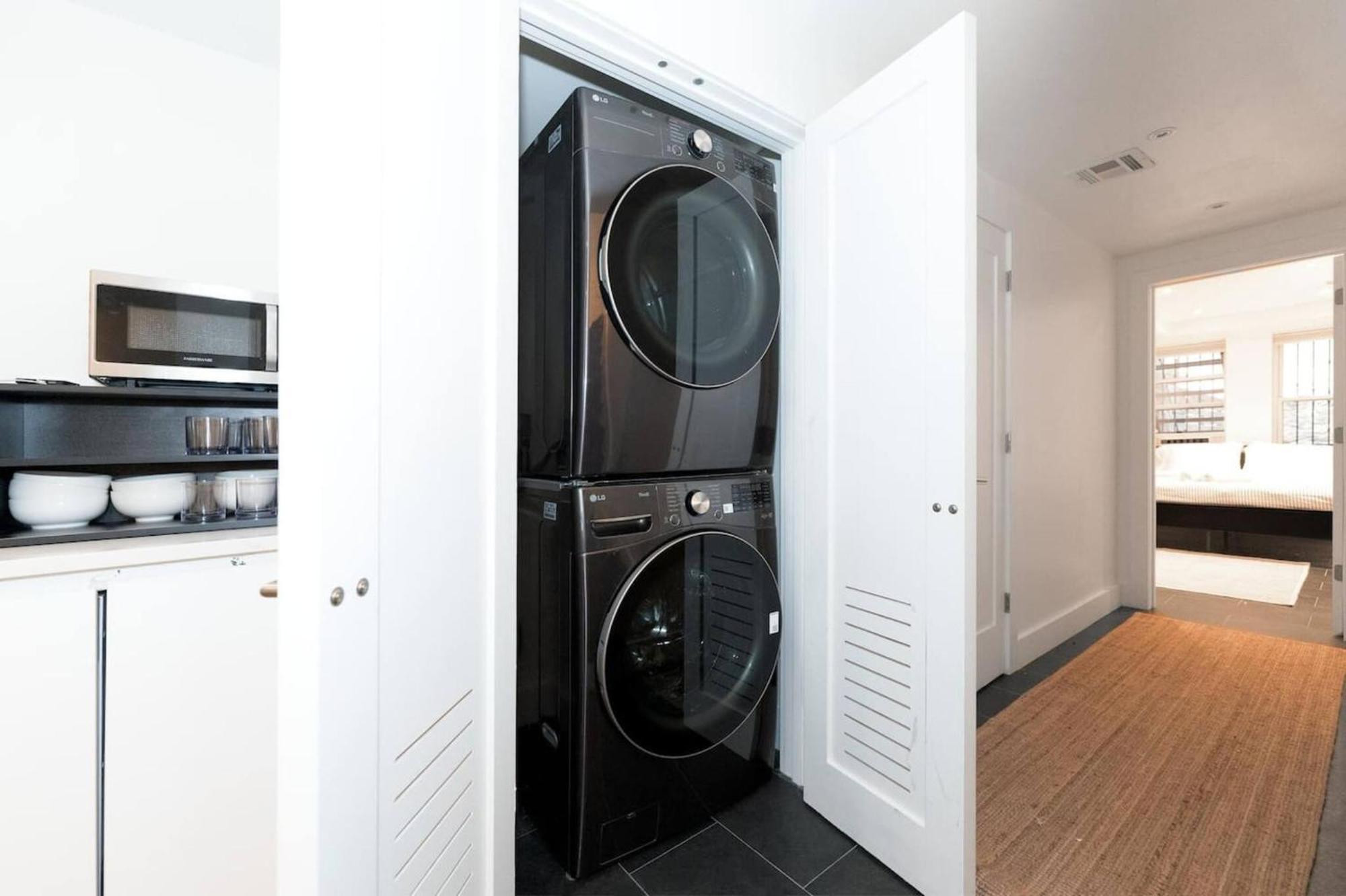 Newly Renovated 2br W Backyard *