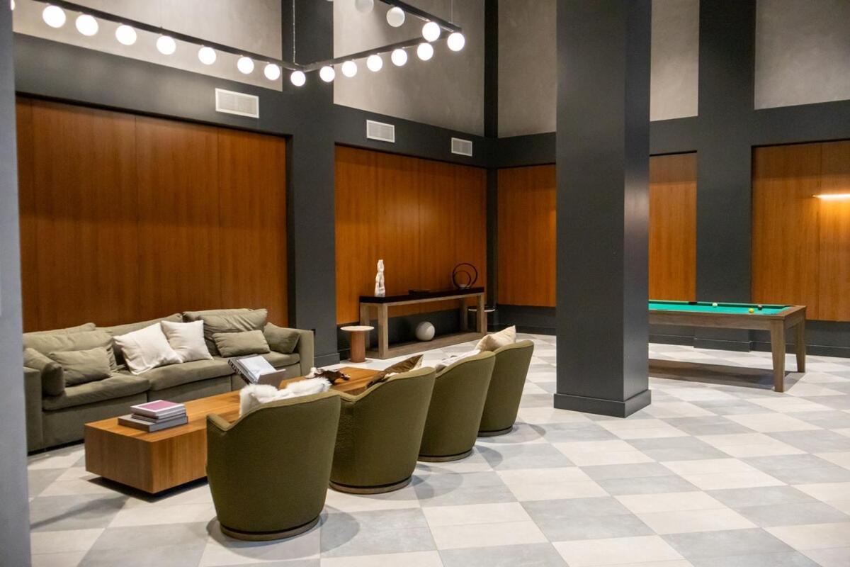 Lux Bronx Rooftop, Pool, Gym, Cinema New York