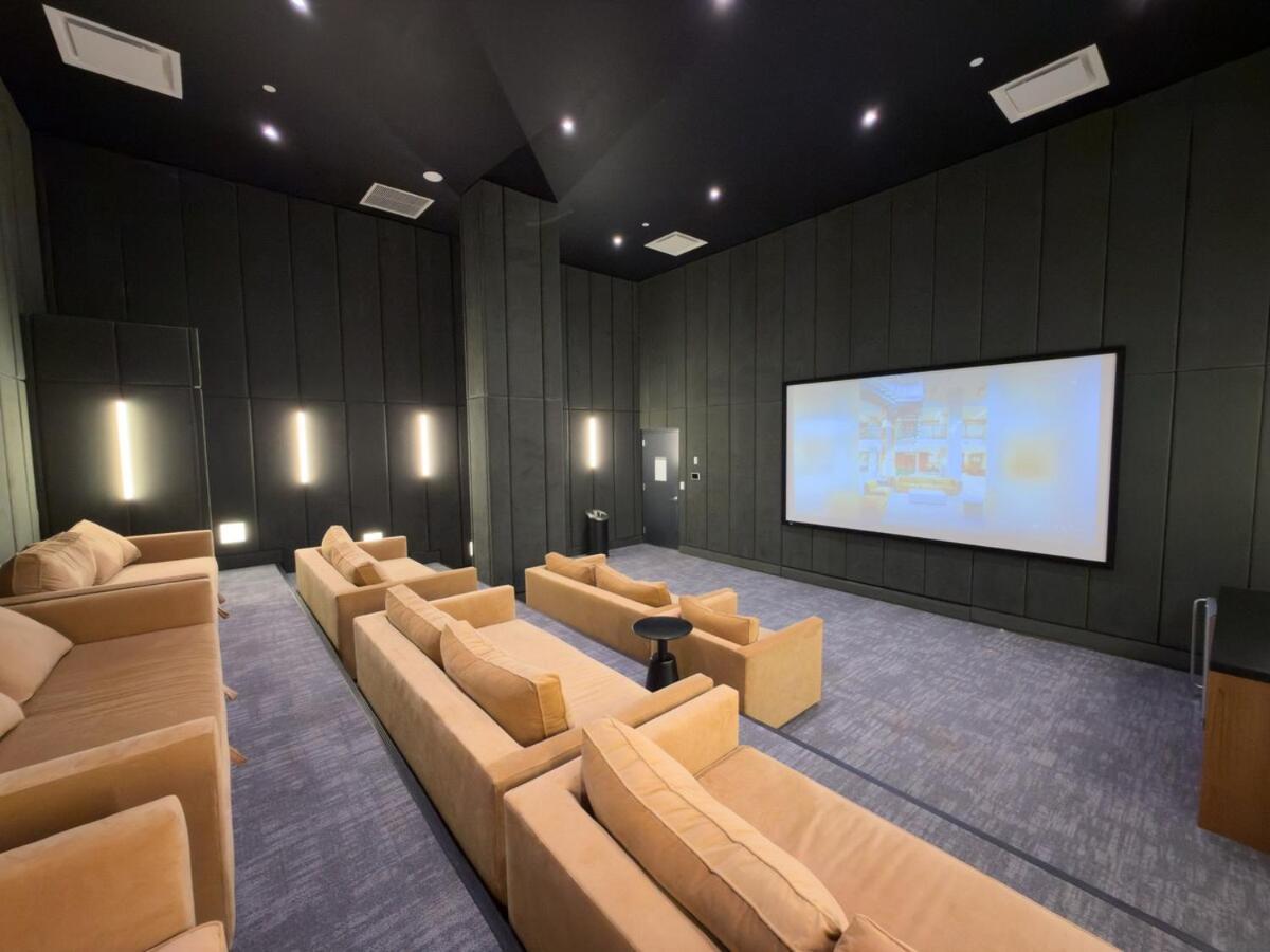 Lux Bronx Rooftop, Pool, Gym, Cinema Apartment