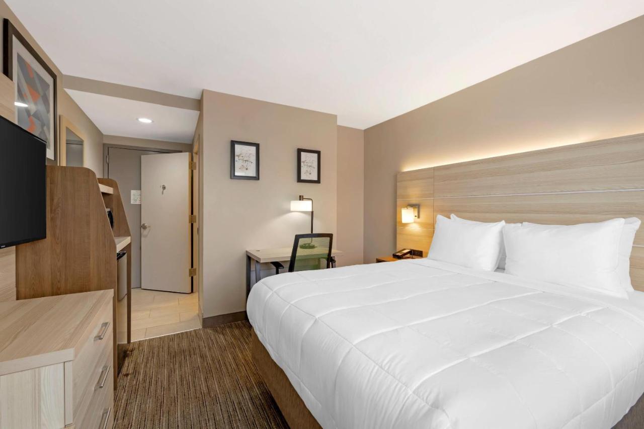 Country & By Radisson, Staten Island New York