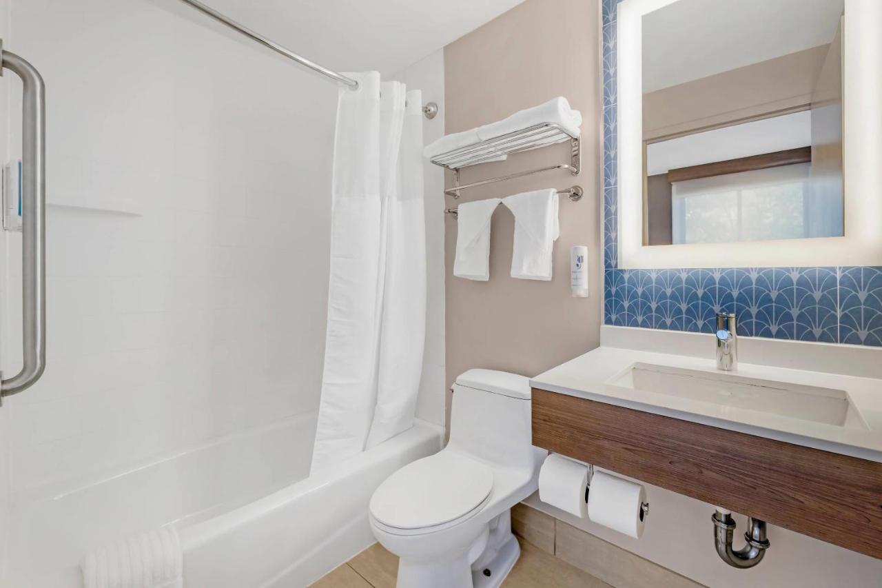 Hotel Country & By Radisson, Staten Island