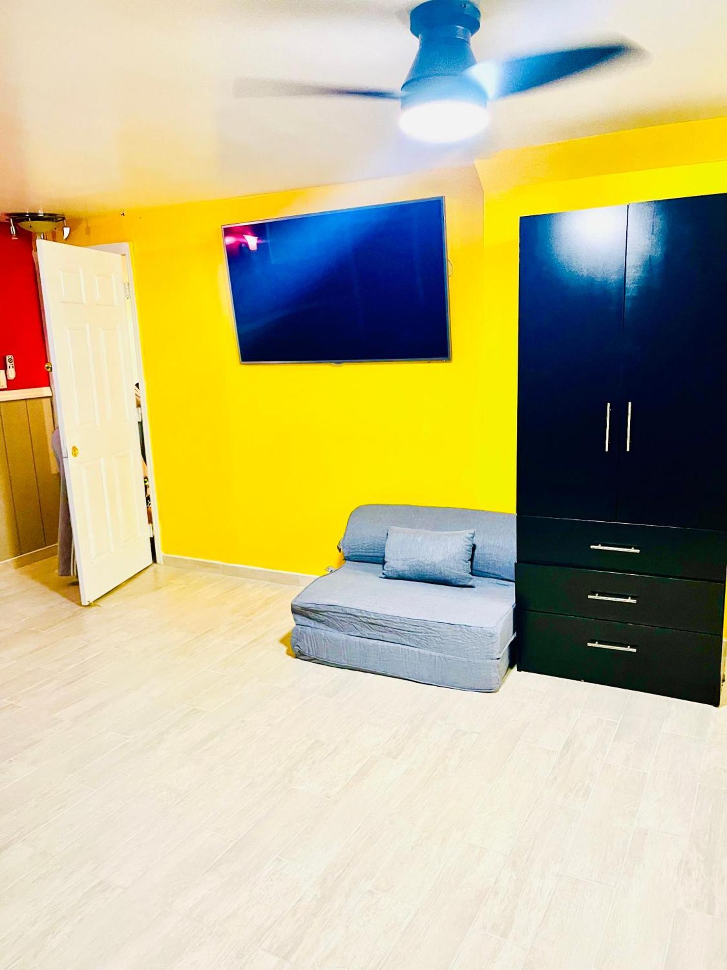 Homestay Large 3-bedrooms/2-bath Apt, One Block To Train