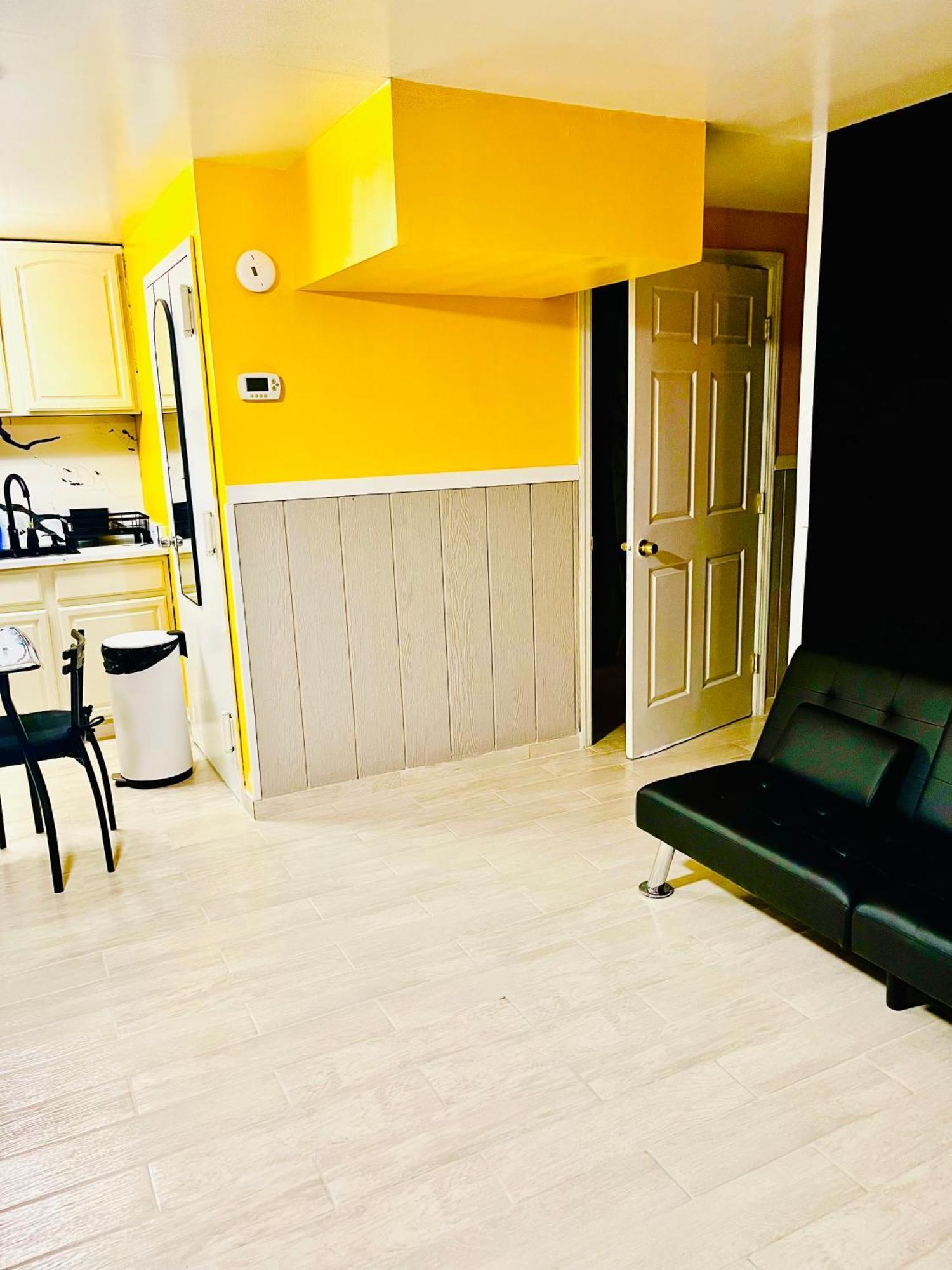 Homestay Large 3-bedrooms/2-bath Apt, One Block To Train *