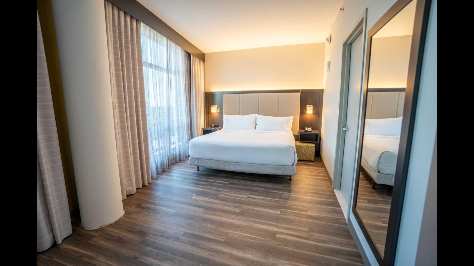 Express Long Island E - By Ihg New York