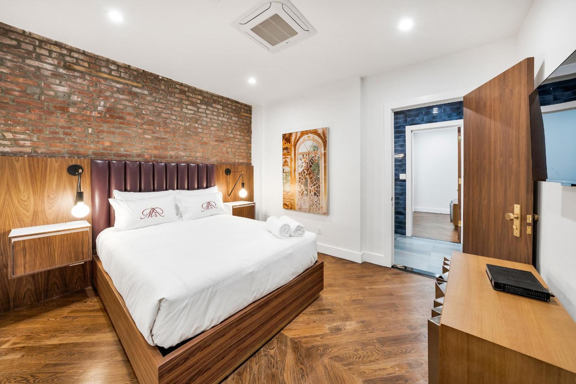 Landmarked Nyc Townhome - Sleeps 10 -group-friendly Hotel
