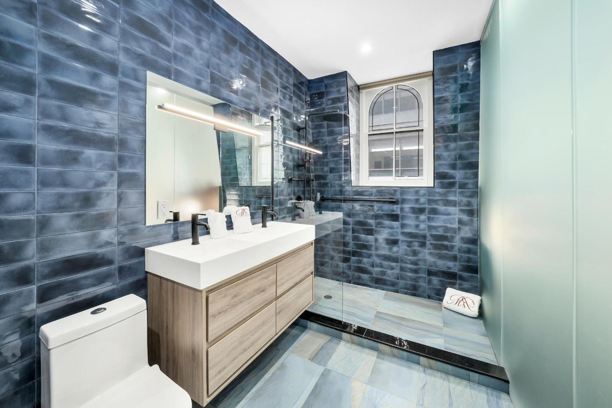 Hotel Landmarked Nyc Townhome - Sleeps 10 -group-friendly