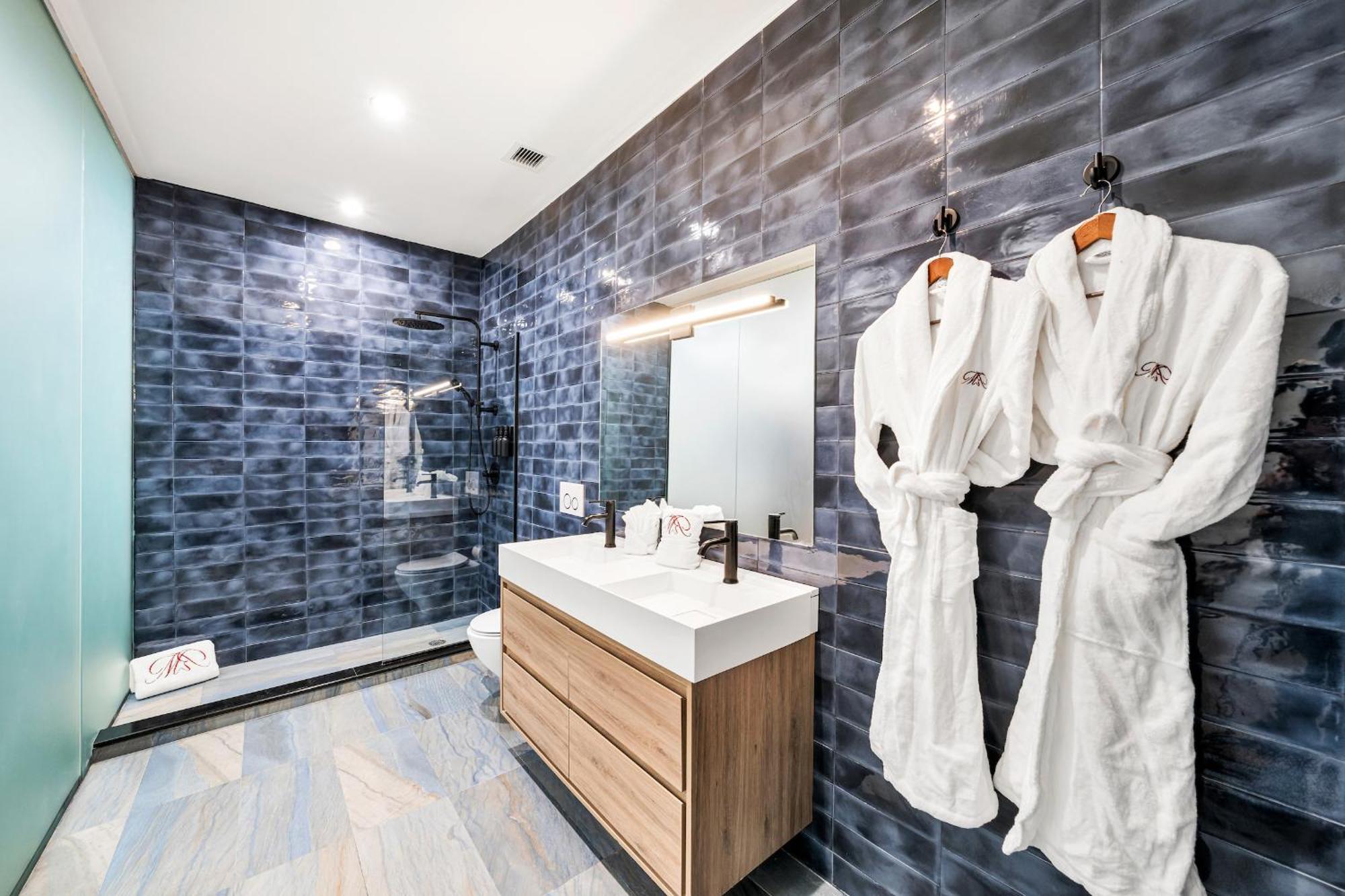 Landmarked Nyc Townhome - Sleeps 10 -group-friendly Hotel *