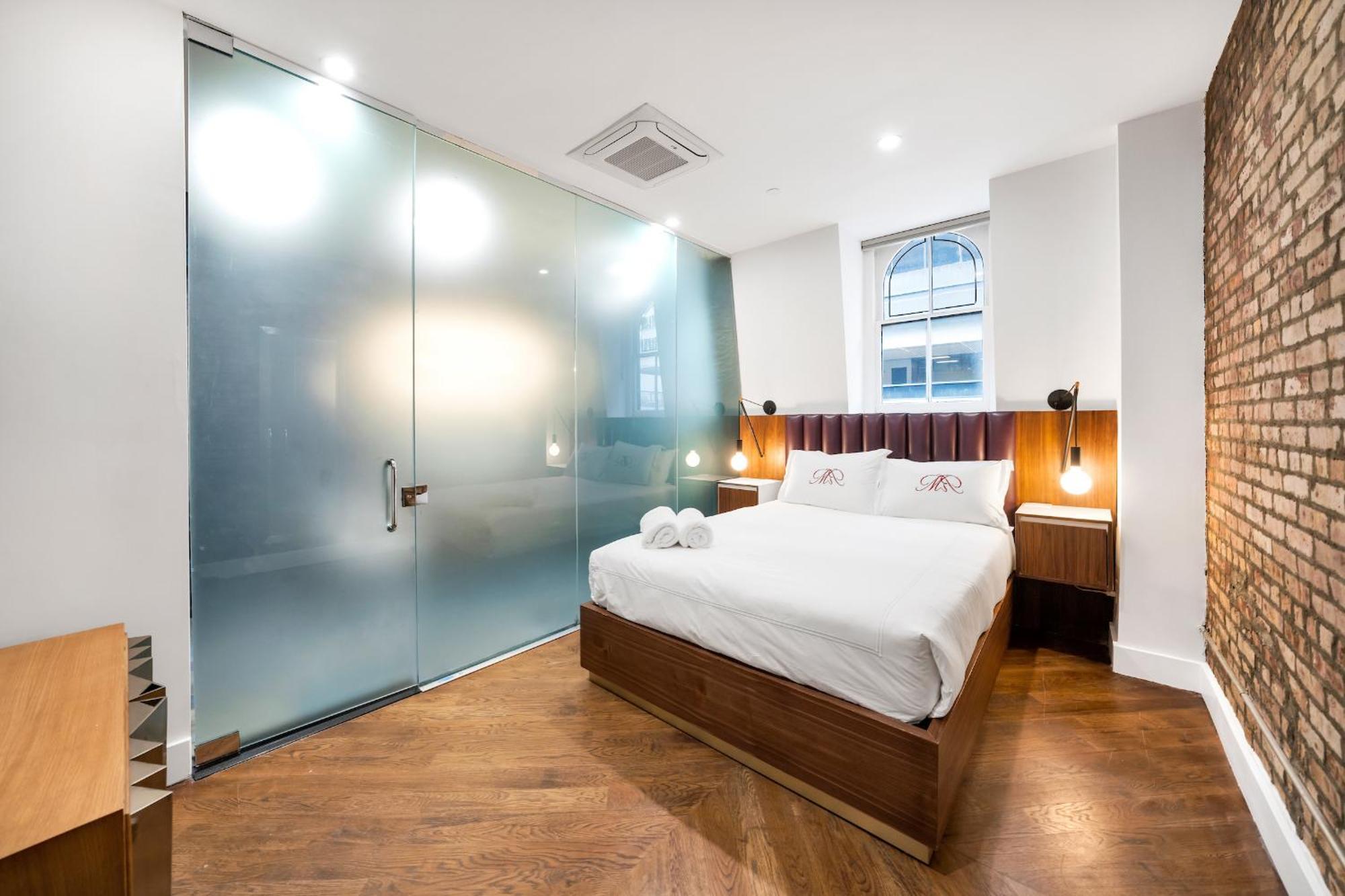 Hotel Landmarked Nyc Townhome - Sleeps 10 -group-friendly New York