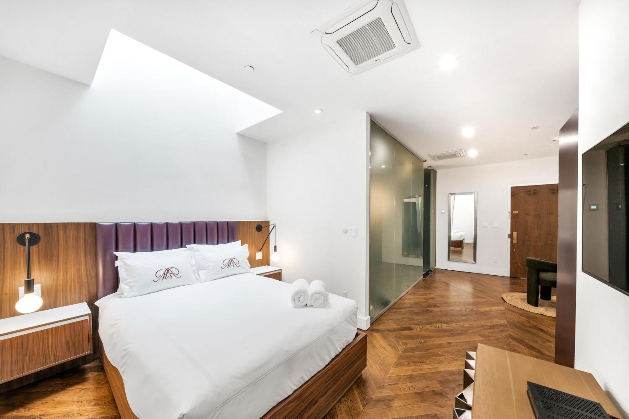 Hotel Landmarked Nyc Townhome - Sleeps 10 -group-friendly