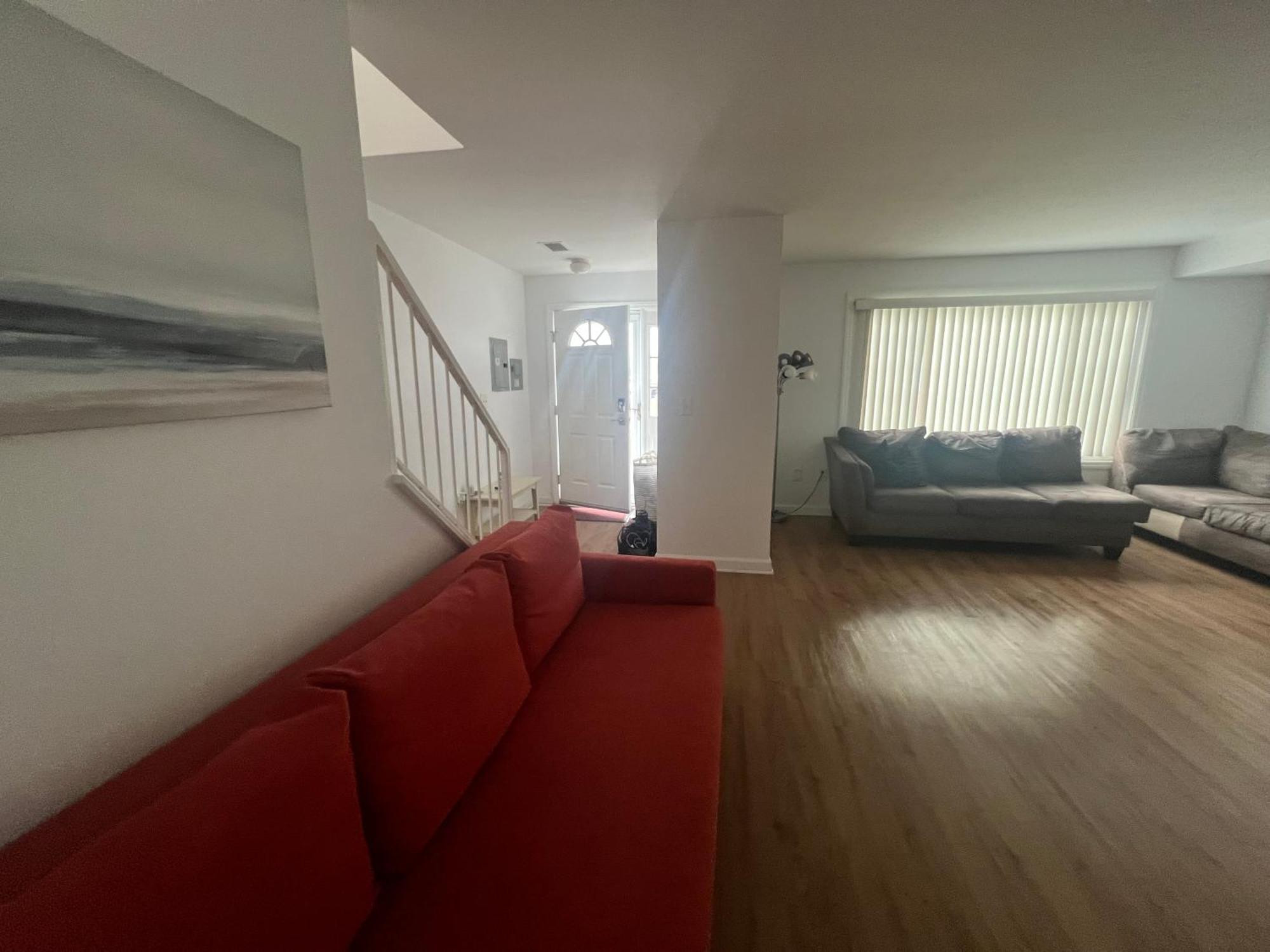 House 2car Parking Subway Jfk Usb *