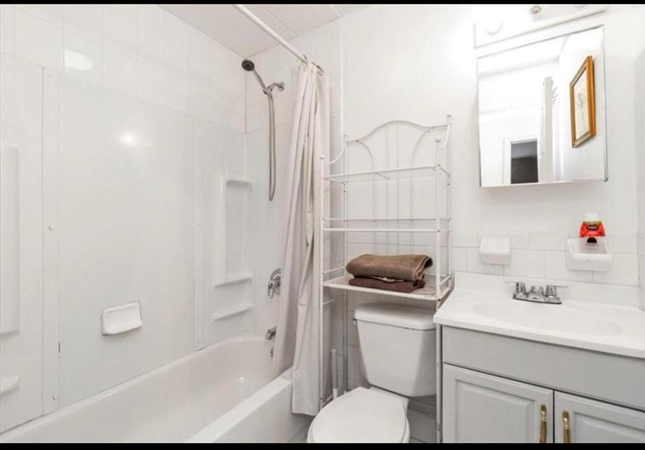 Large 3-bedrooms/2-bath Apt, One Block To Train Homestay New York