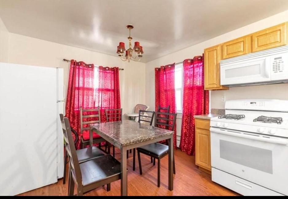 Homestay Large 3-bedrooms/2-bath Apt, One Block To Train New York