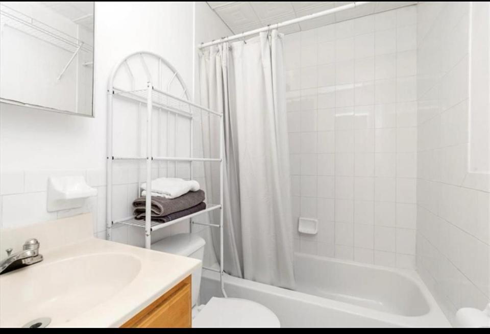 Homestay Large 3-bedrooms/2-bath Apt, One Block To Train New York