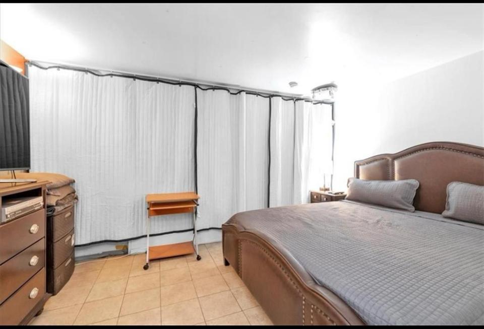 Large 3-bedrooms/2-bath Apt, One Block To Train Homestay